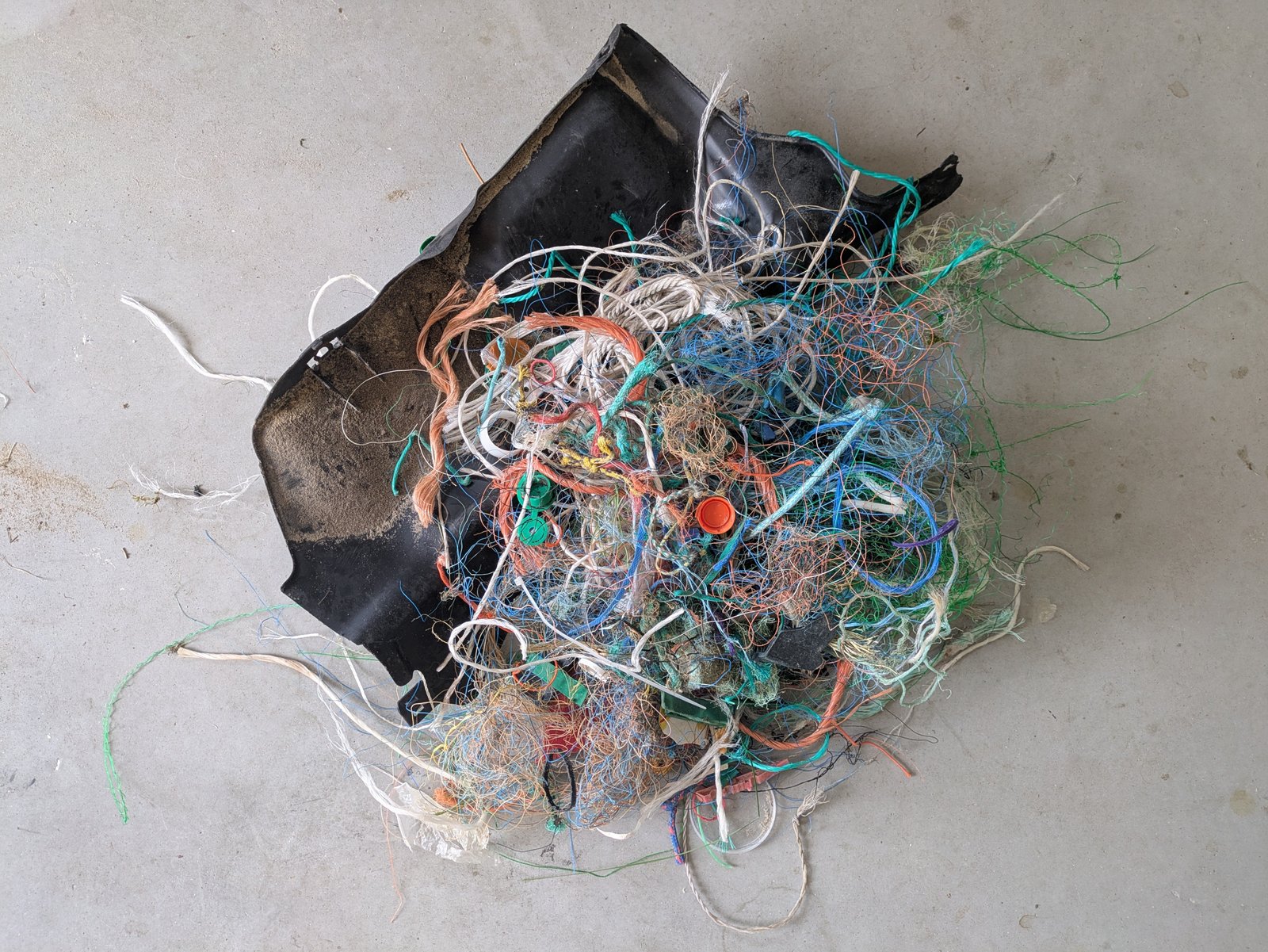 Veel stukjes touw en pluis, dit plastic is vaak PP en kan in dat geval op Vlieland omgesmolten worden