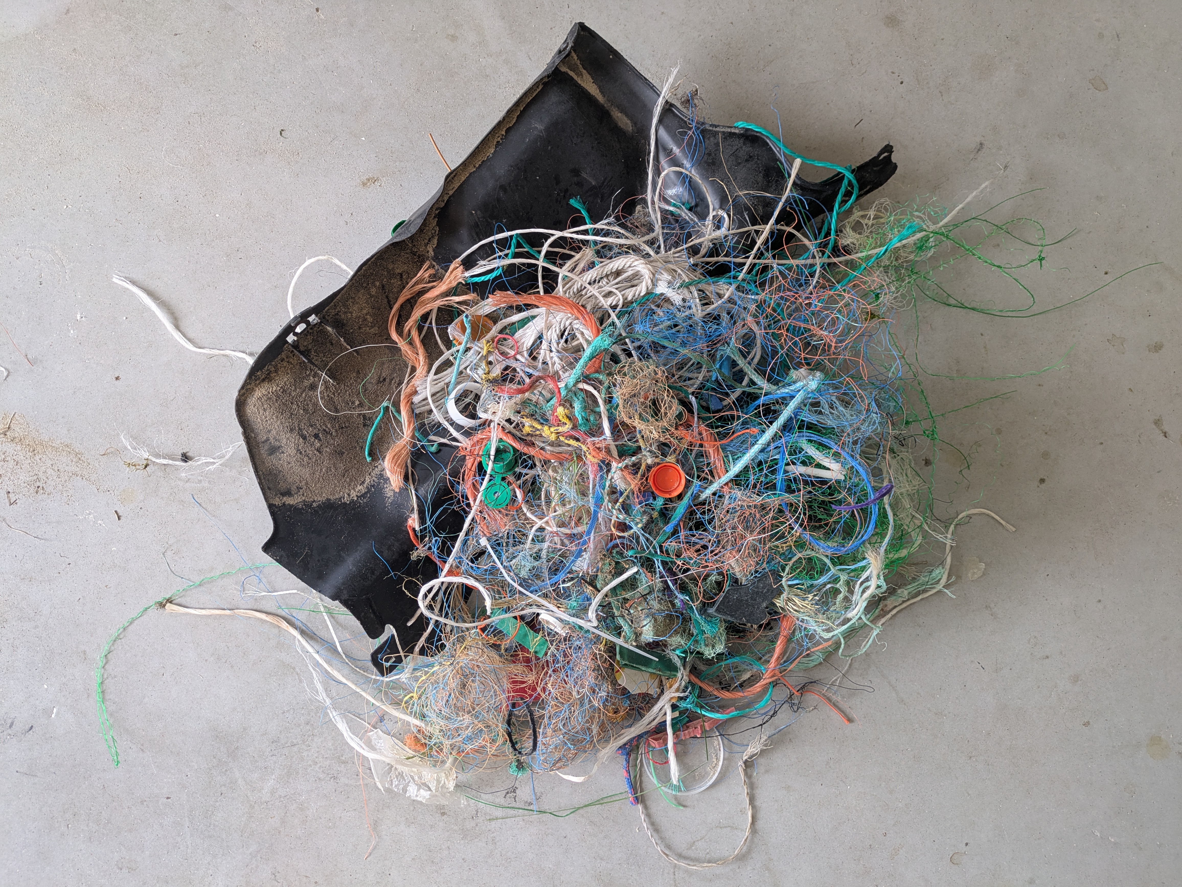 Veel stukjes touw en pluis, dit plastic is vaak PP en kan in dat geval op Vlieland omgesmolten worden